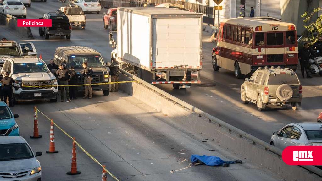 EMX-Hombre-muere-atropellado-al-no-usar-el-puente-peatonal-en-el-crucero-de-la-5-y-10