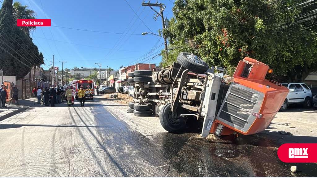 EMX-#Últimahora-|-Dompe-termina-volcado-en-avenida-34-Sur;-seis-vehículos-involucrados-y-varios-lesionados