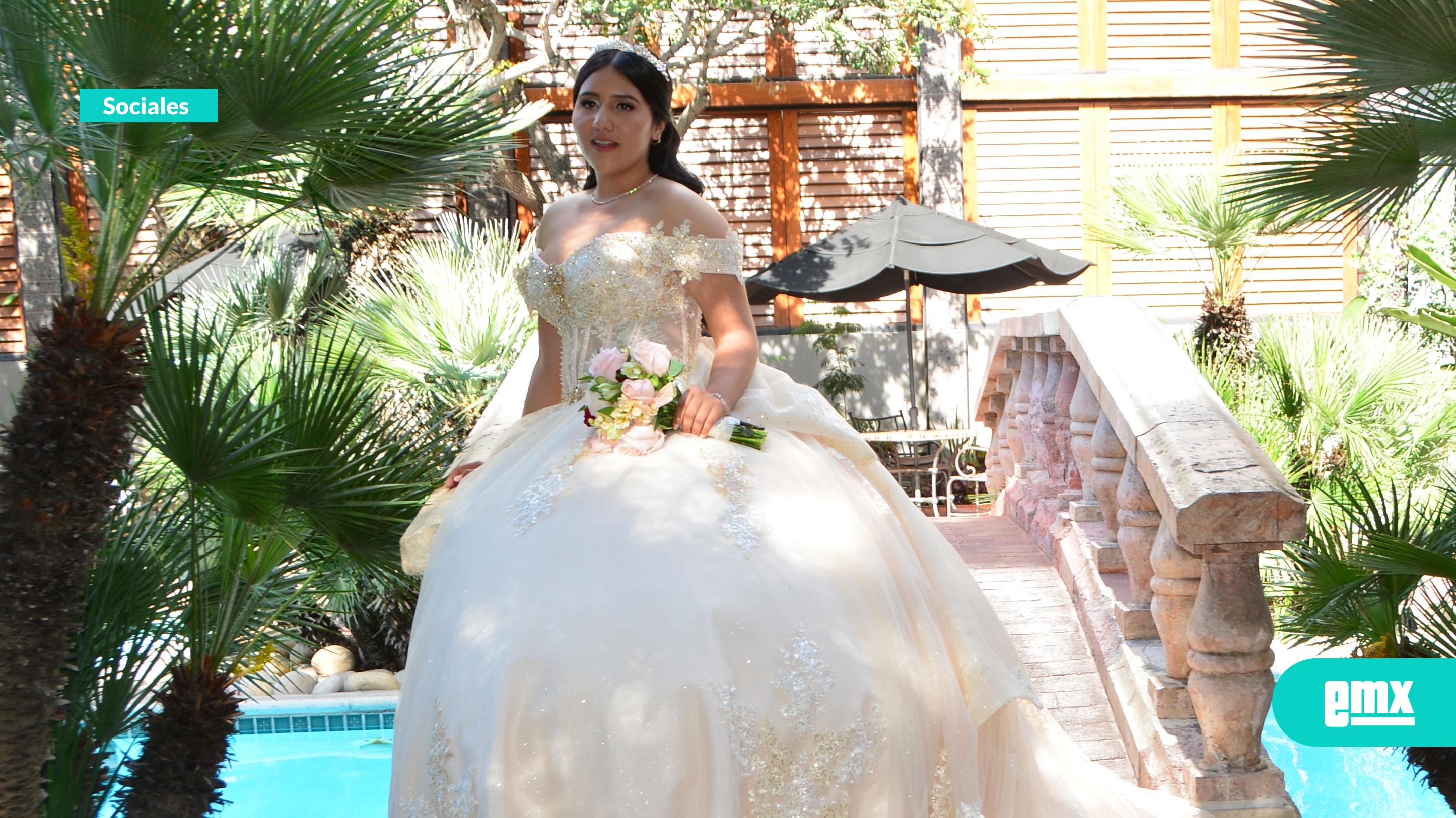 EMX-Lucio-radiante-con-su-vestido-de-XV-Años-Dalia-Elizabeth-Ciprian-Flores