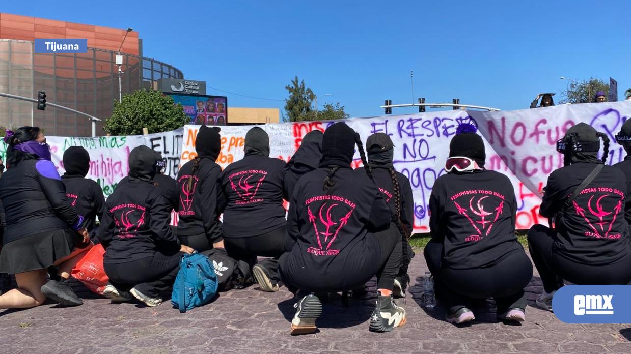 EMX-Mujeres se concentran en el Monumento a México por el 8M