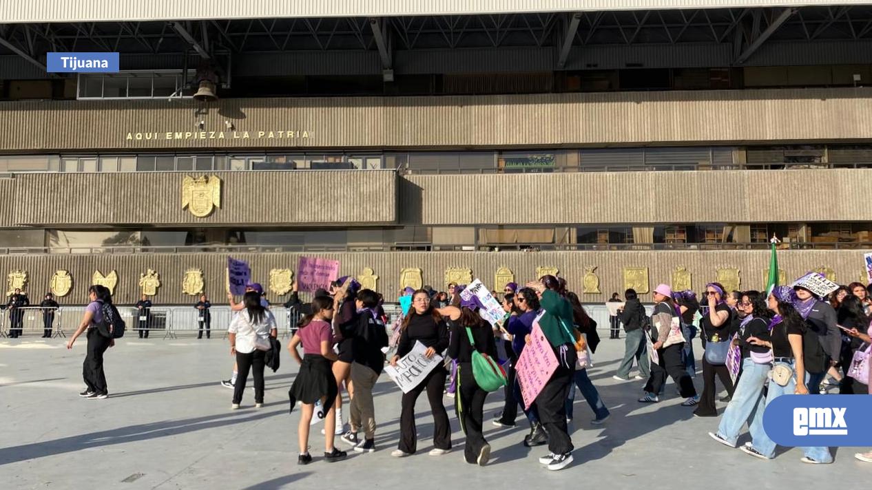 EMX-Imágenes de la marcha del 8M; contingente llega a la Glorieta Independencia