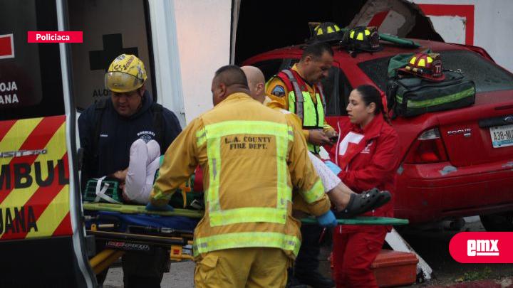 EMX-Mujer-pierde-el-control-y-termina-impactado-dentro-de-un-local-en-el-Mariano