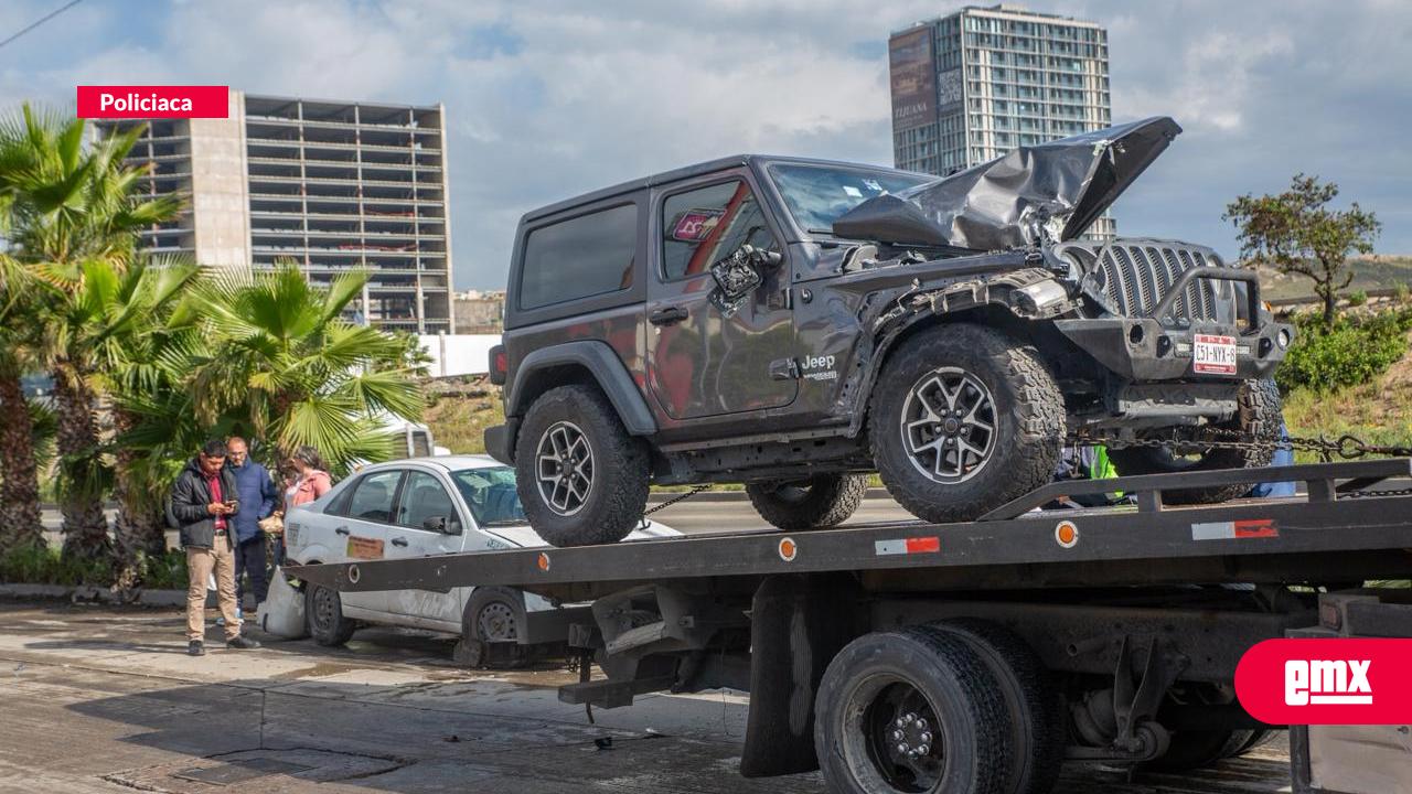 EMX-Accidente-vehicular-en-Vía-Rápida-Poniente-deja-solo-daños-materiales