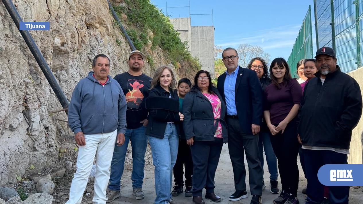 EMX-Recorren-Senador-Max-García-y-regidora-Gina-Arana-viviendas-afectadas-por-la-construcción-del-viaducto