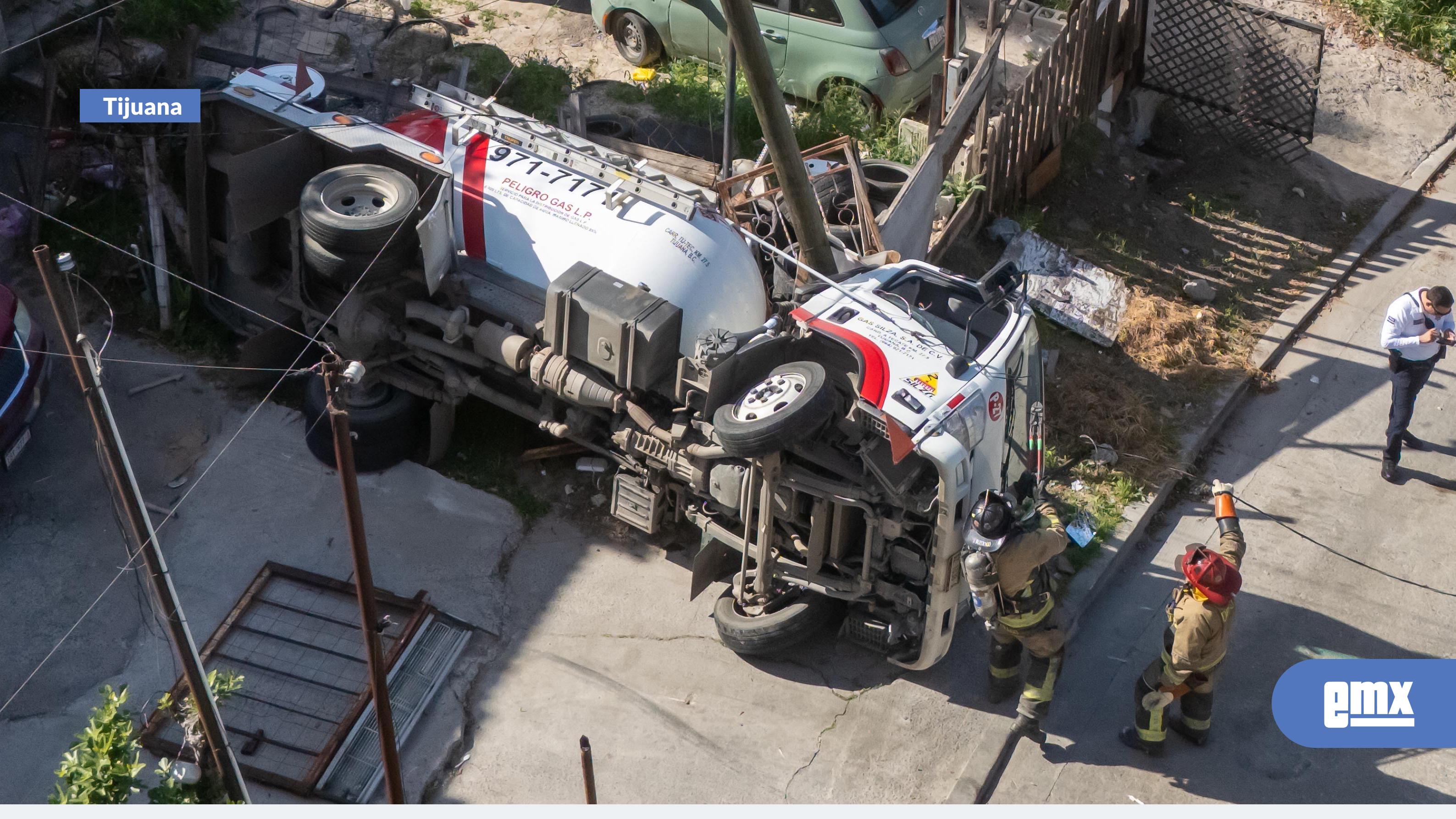 EMX-#ÚltimaHora|-Vuelca-pipa-de-Gas-en-Camino-Verde