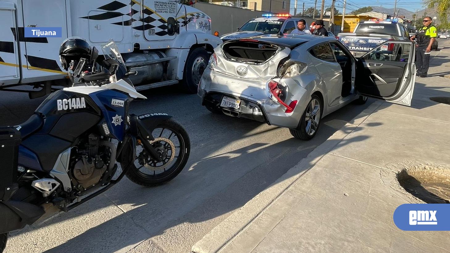 EMX-Tráiler-intenta-escapar-tras-dejar-varios-vehículos-dañados-en-el-Mariano-Matamoros;-joven-emprende-persecución-y-logra-detenerlo