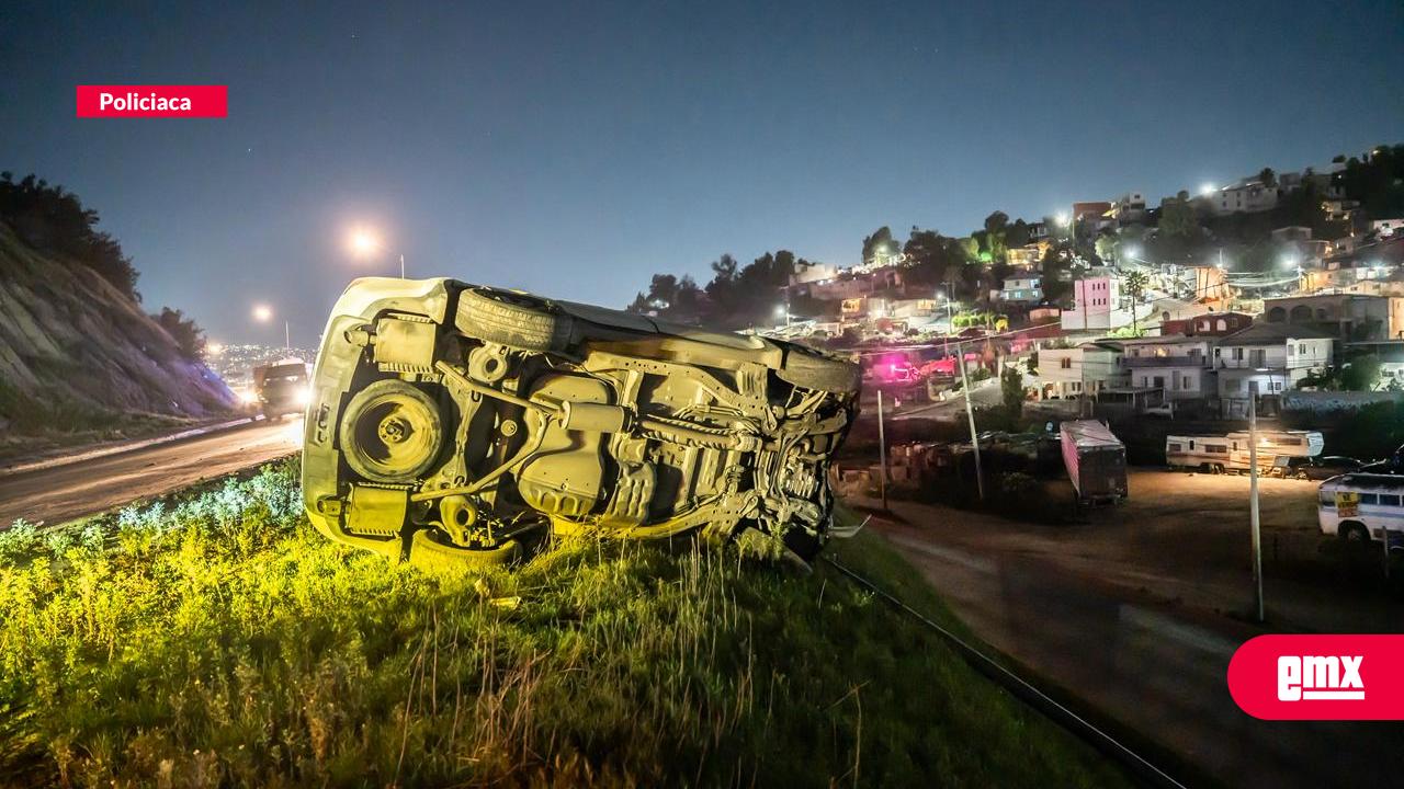 EMX-Vehículo termina volcado y a punto de caer a barranco en bulevar Insurgentes