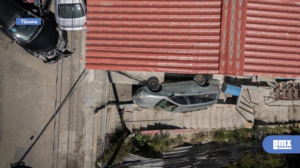 EMX-Hombre-de-la-tercera-edad-se-equivoca-al-“meter-el-cambio”-y-termina-volcado-en-la-colonia-Obrera