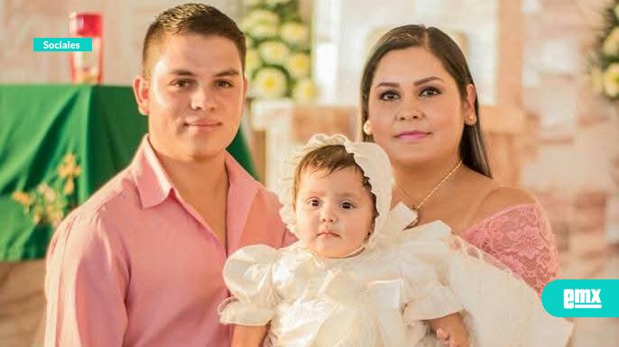 EMX-Junto-a-sus-padres-recibe-el-bautismo-Mía-Lizbeth-Monroy-Luna