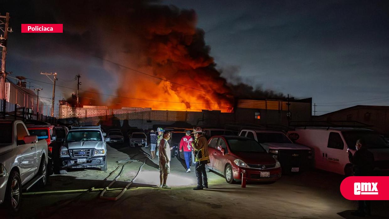 EMX-Fuerte-incendio-se-registra-en-recicladora-de-Granjas-Familiares