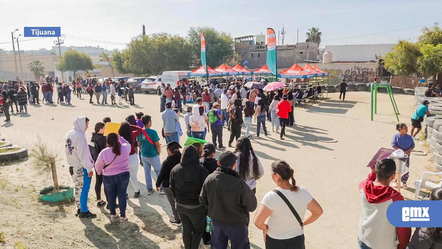 EMX-Cientos-madrugaron-este-domingo-para-acudir-a-feria-del-empleo-en-Las-Delicias