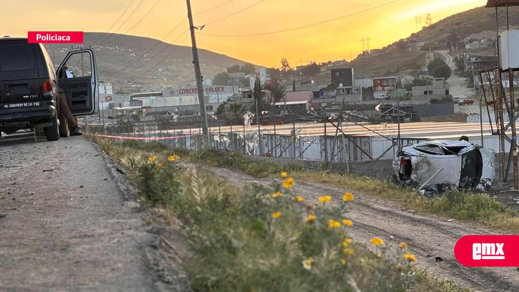 EMX-Aparatosa-volcadura-deja-una-pareja-sin-vida-y-dos-lesionados