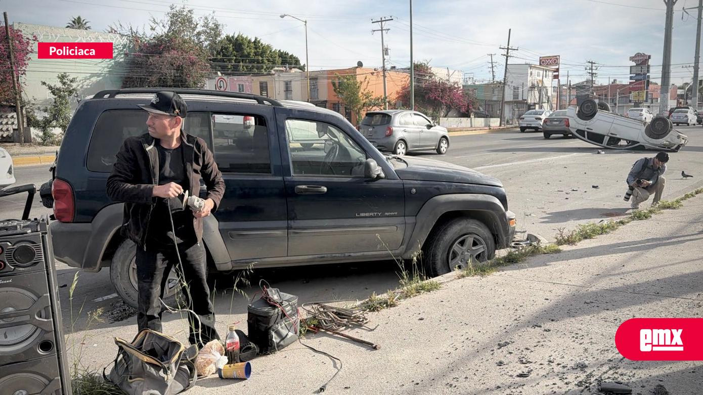 EMX-Accidente-en-bulevar-Casa-Blanca-deja-vehículo-volcado;-no-se-reportan-lesionados