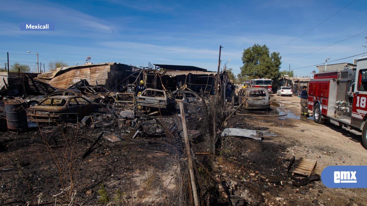 EMX-Fuerte-incendio-deja-a-una-familia-sin-hogar-en-la-colonia-Progreso-en-Mexicali