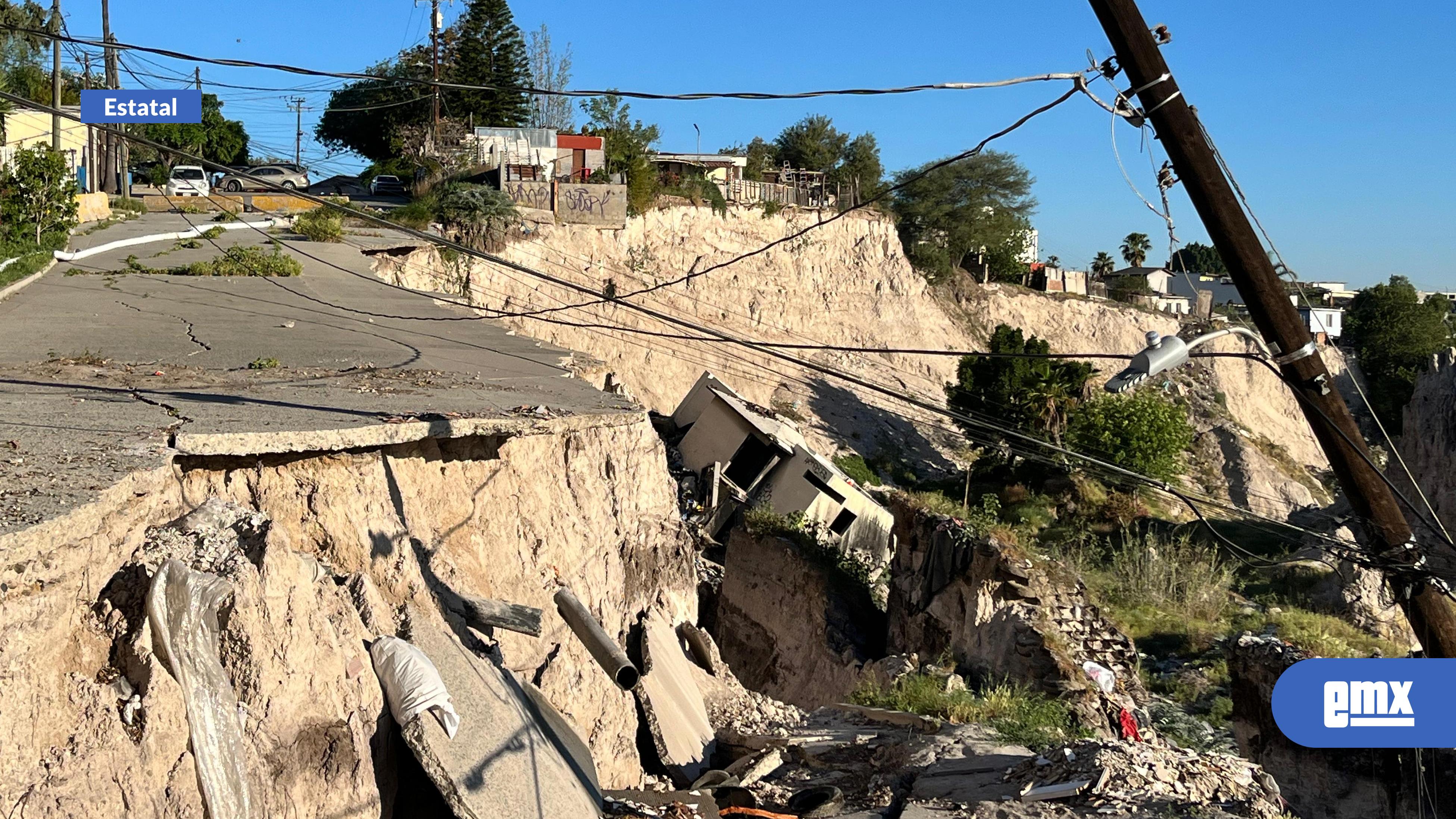 EMX-Avanza-a-gran-velocidad-deslizamiento-de-tierra-en-la-colonia-Reforma