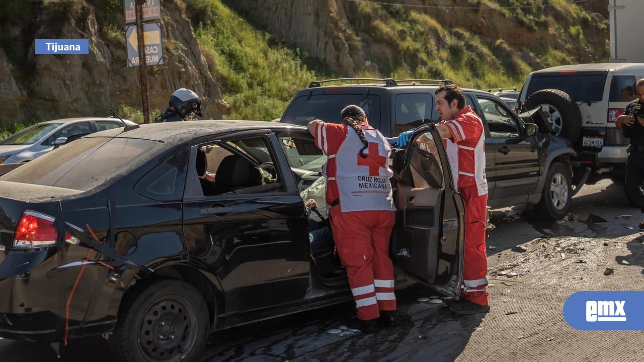 EMX-Carambola-de-cuatro-autos-deja-a-mujer-lesionada-en-la-entrada-a-Playas-de-Tijuana