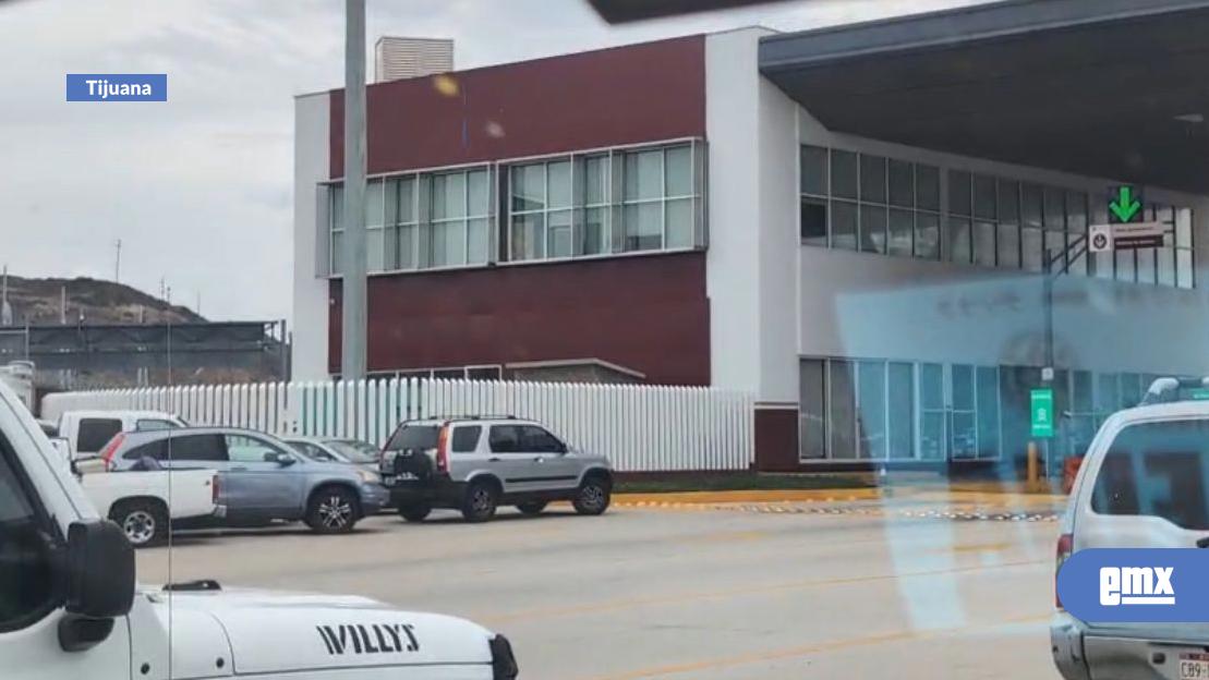 EMX-Abren-autoridades-carril-que-permanecía-obstruido-en-garita-de-El-Chaparral