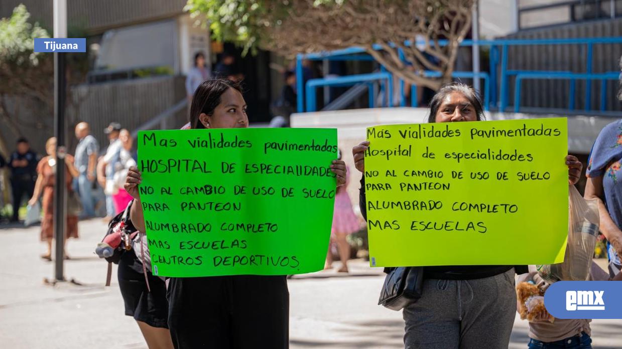 EMX-Vecinos-de-Santa-Fe-llevan-protesta-al-Palacio-Municipal;-logran-diálogo-con-el-alcalde