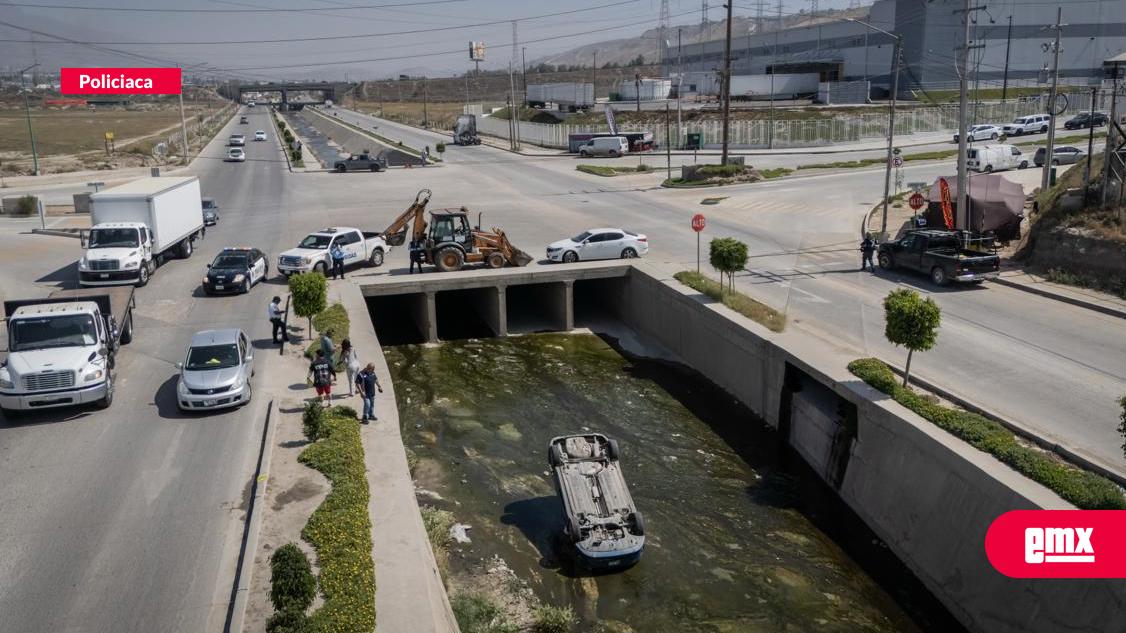 EMX-Vehículo-vuelca-en-canalización-del-Parque-Industrial-El-Florido