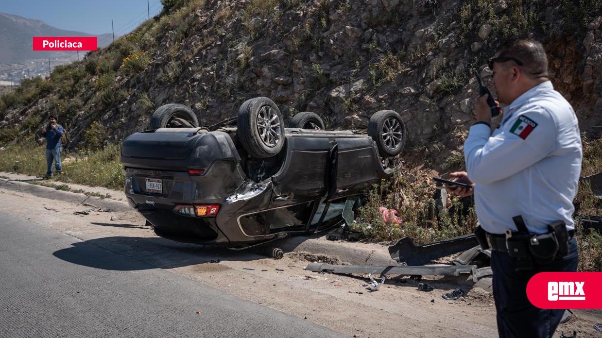 EMX-Volcadura-en-bulevar-2000;-conductora-resulta-ilesa