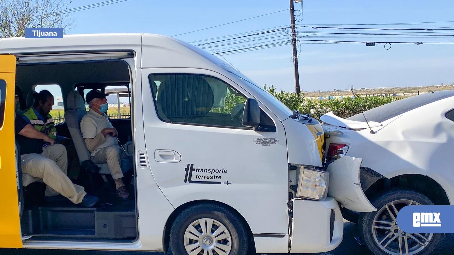 EMX-Carambola-en-Calzada-Tecnológico;-un-transporte-del-Aeropuerto-involucrado