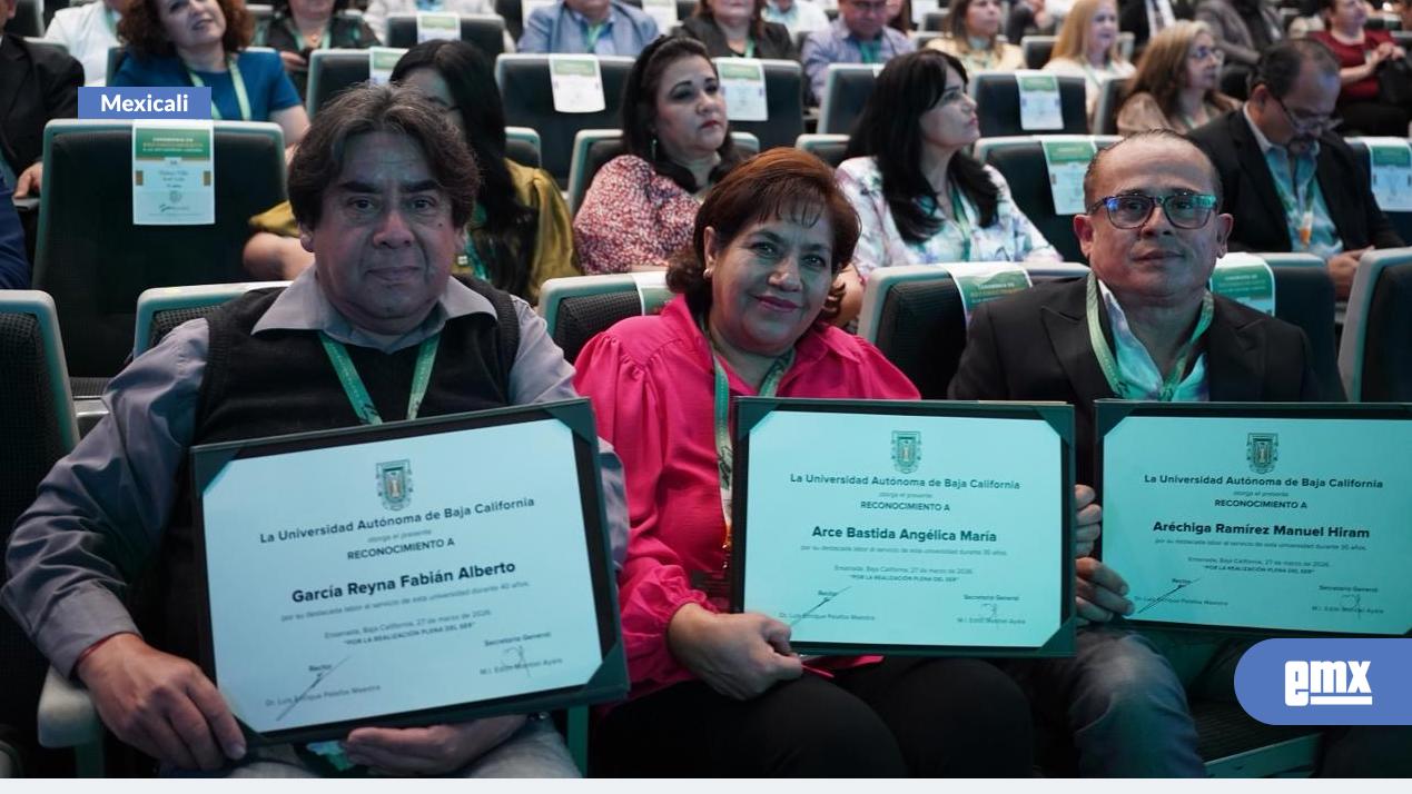 EMX-Reconoce-UABC-a-personal-por-antigüedad-laboral