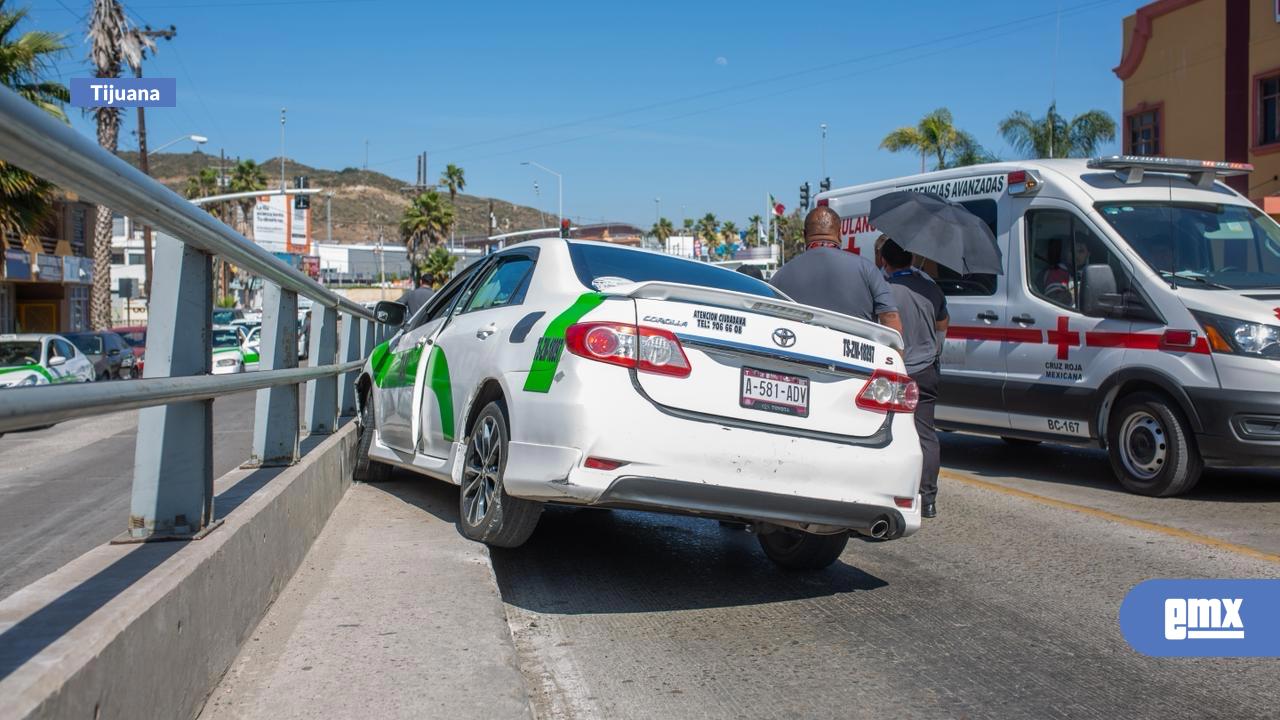 EMX-Conductor-pierde-el-control-por-malestar-y-choca-en-el-puente-El-Chaparral;-conductor-resulta-ileso
