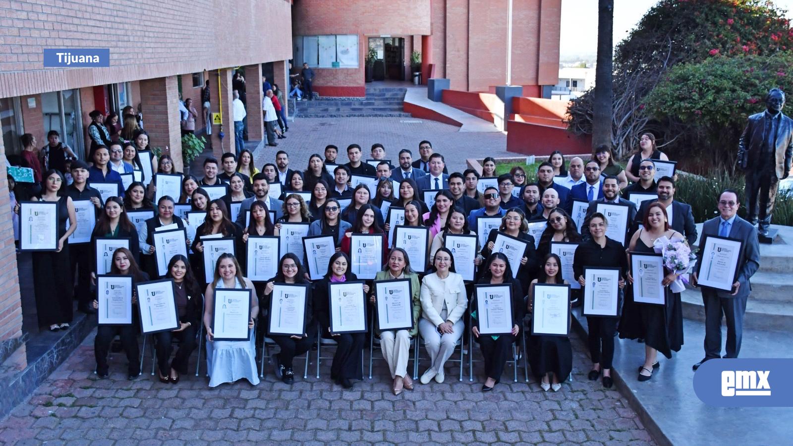 EMX-CUT-reconoce-a-sus-nuevos-profesionistas-en-emotiva-ceremonia