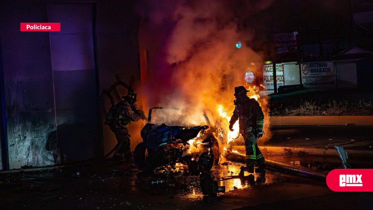 EMX-Mustang-se-impacta-y-arde-en-llamas;-pareja-queda-en-estado-crítico-en-Otay