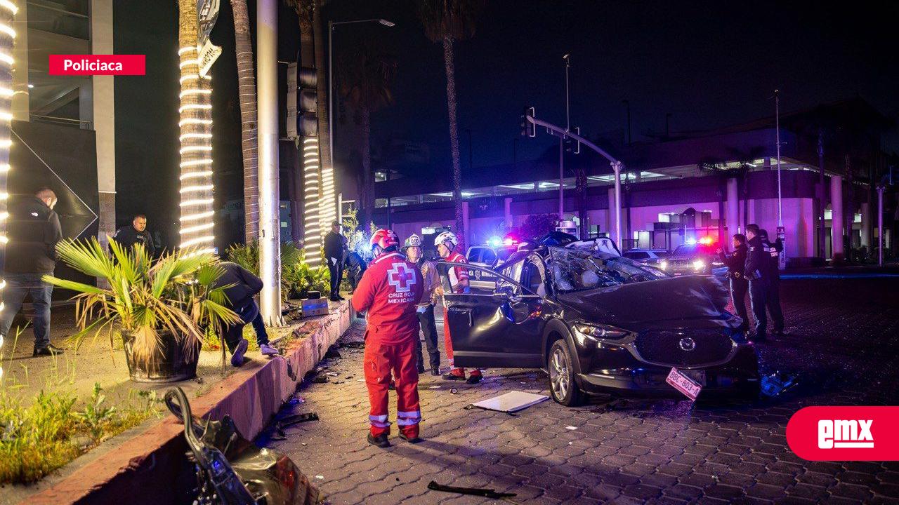 EMX-Mujer-queda-prensada-tras-fuerte-choque-en-Glorieta-Lincoln;-bomberos-logran-rescatarla