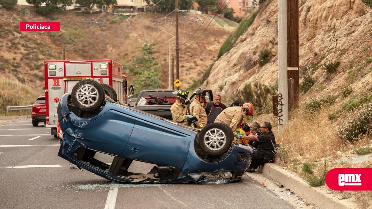 EMX-Choque-y-volcadura-en-Boulevard-Fundadores;-sin-lesionados-de-gravedad