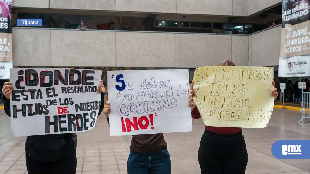 EMX-Policías-se-manifiestan-en-Palacio-Municipal-por-seguridad-social