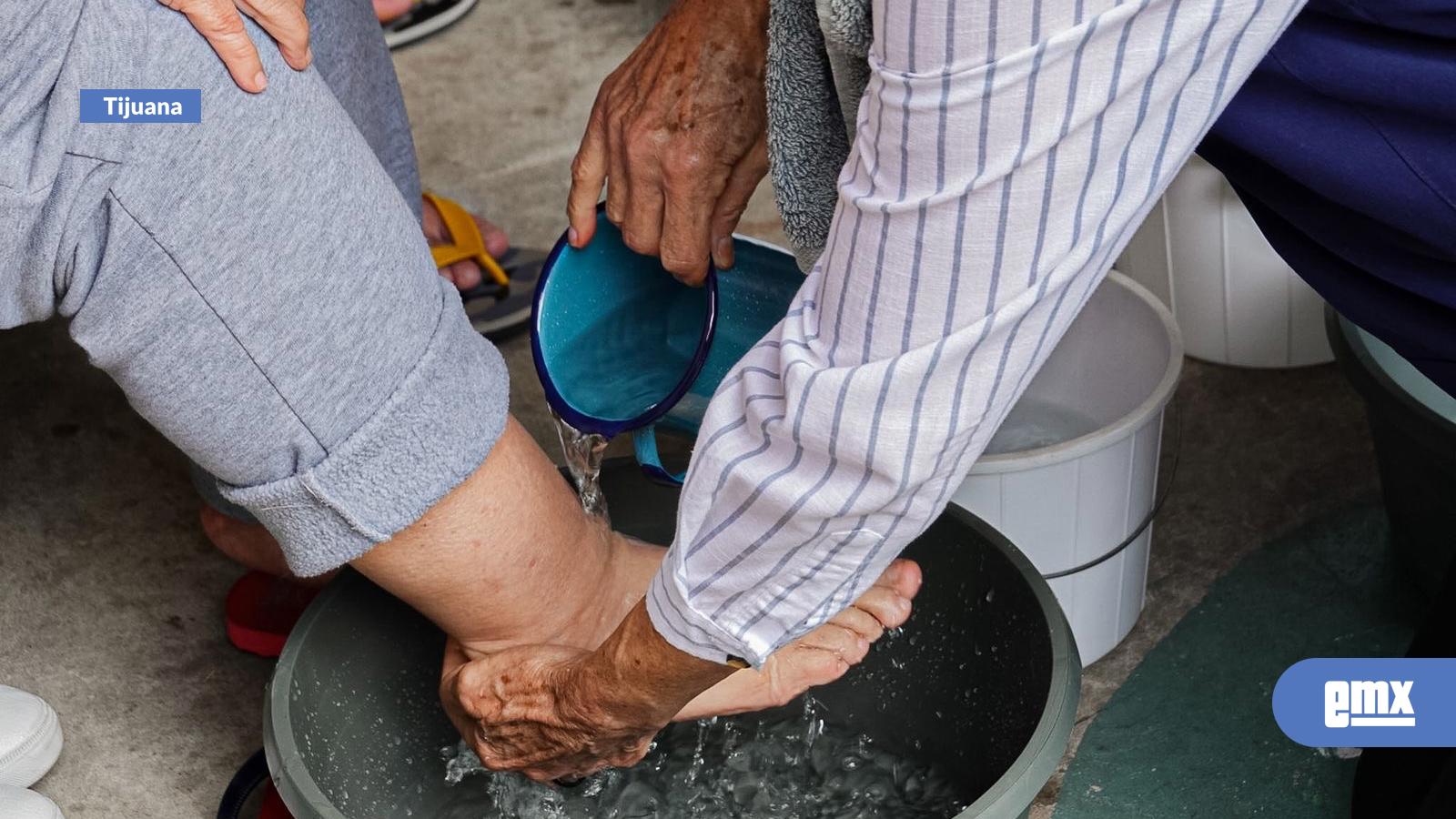 EMX-Realizan-lavado-de-pies-a-migrantes-en-Tijuana-durante-Jueves-Santo