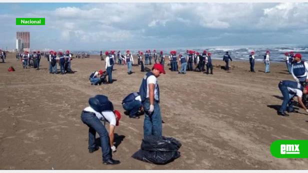 EMX-Recogen-más-de-880-toneladas-de-crudo-en-costas-del-Golfo-de-México