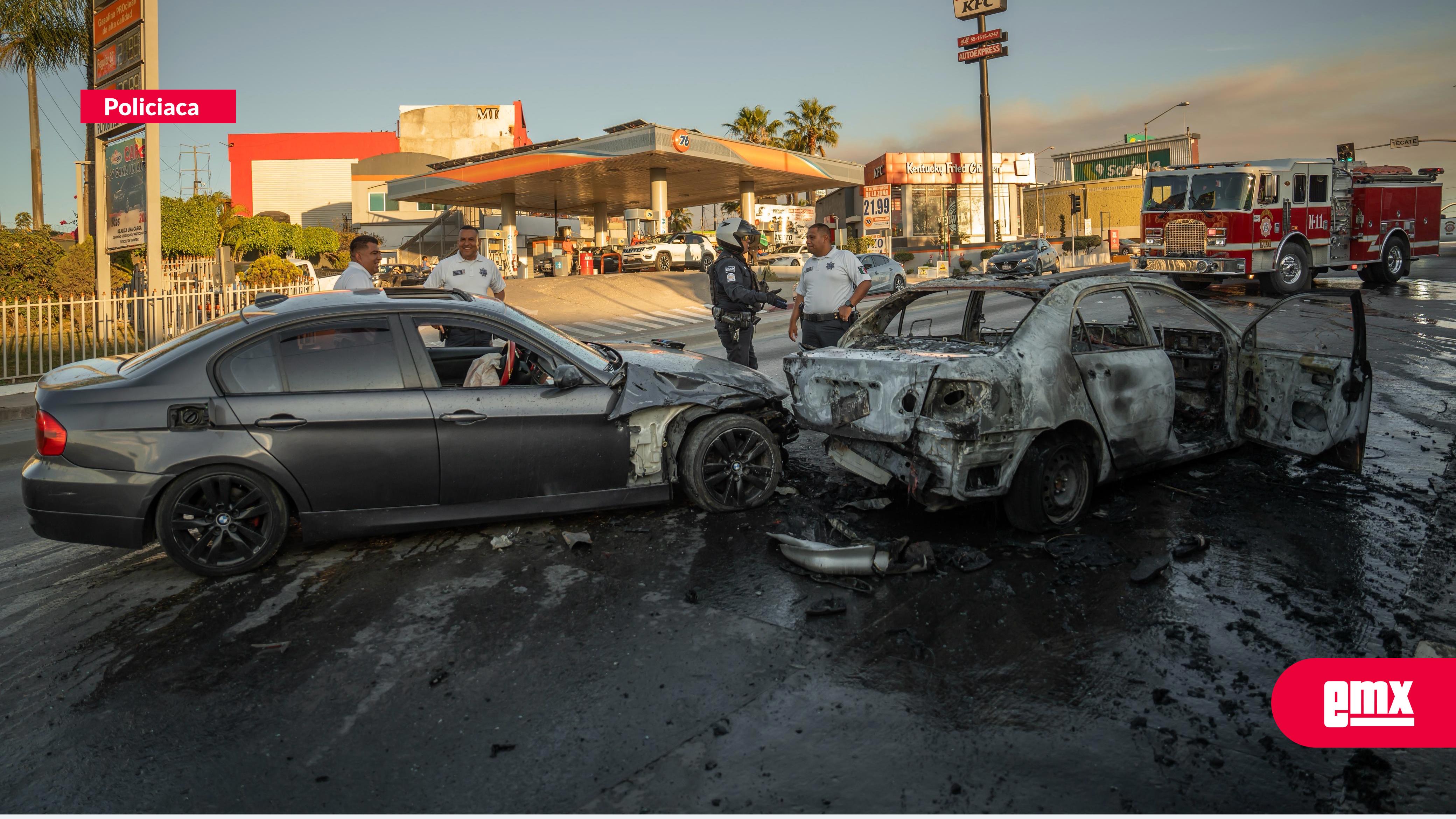 EMX-Jóvenes-a-bordo-de-un-BMW-provocan-choque-múltiple-y-huyen-del-lugar