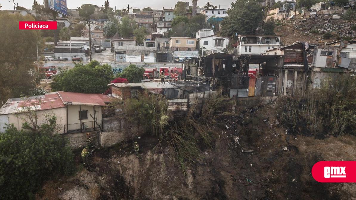 EMX-Incendio-consume-una-vivienda-y-daña-otra-en-la-colonia-Del-Río