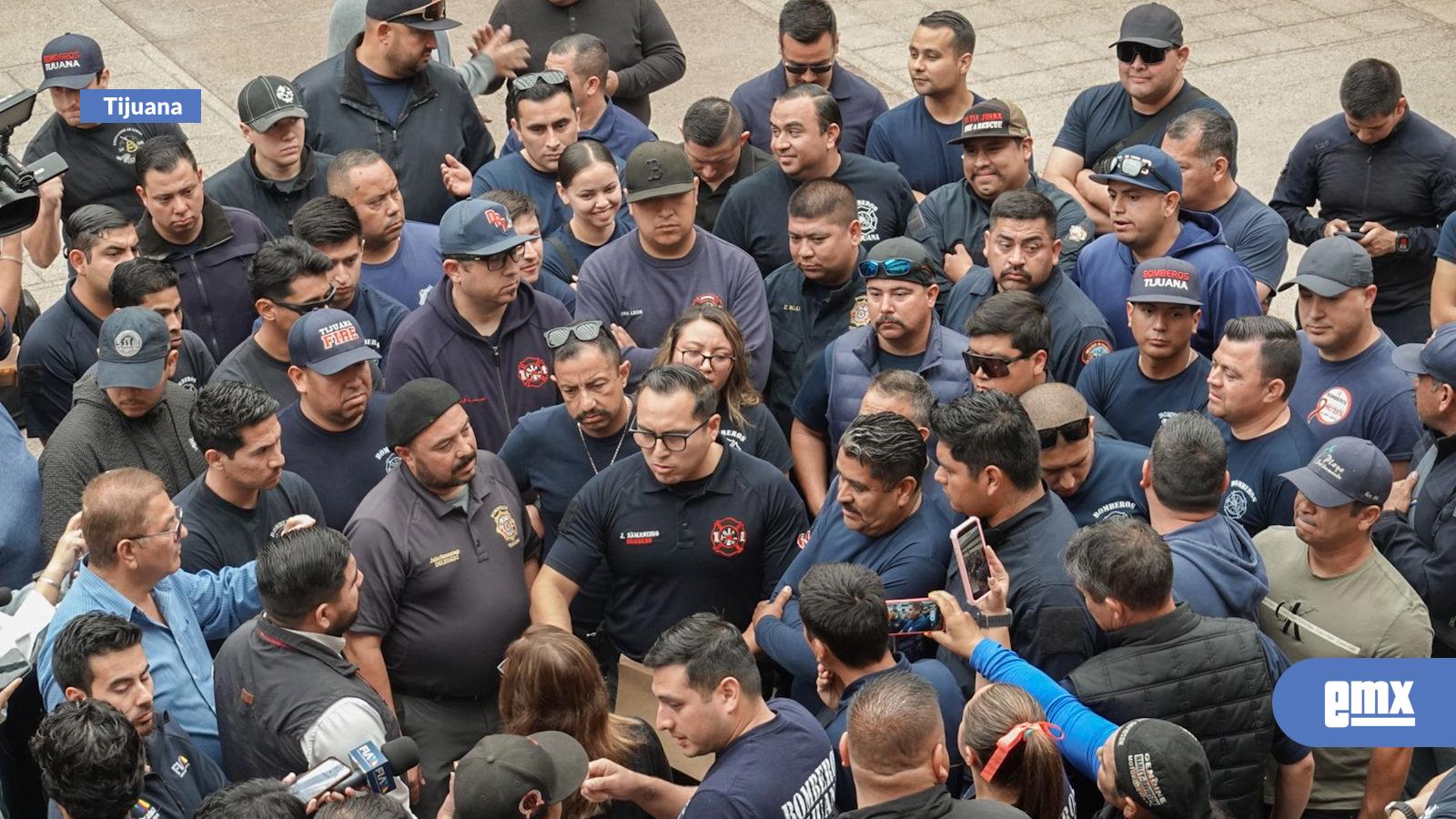 EMX-Bomberos-de-Tijuana-se-manifiestan-en-Palacio-Municipal