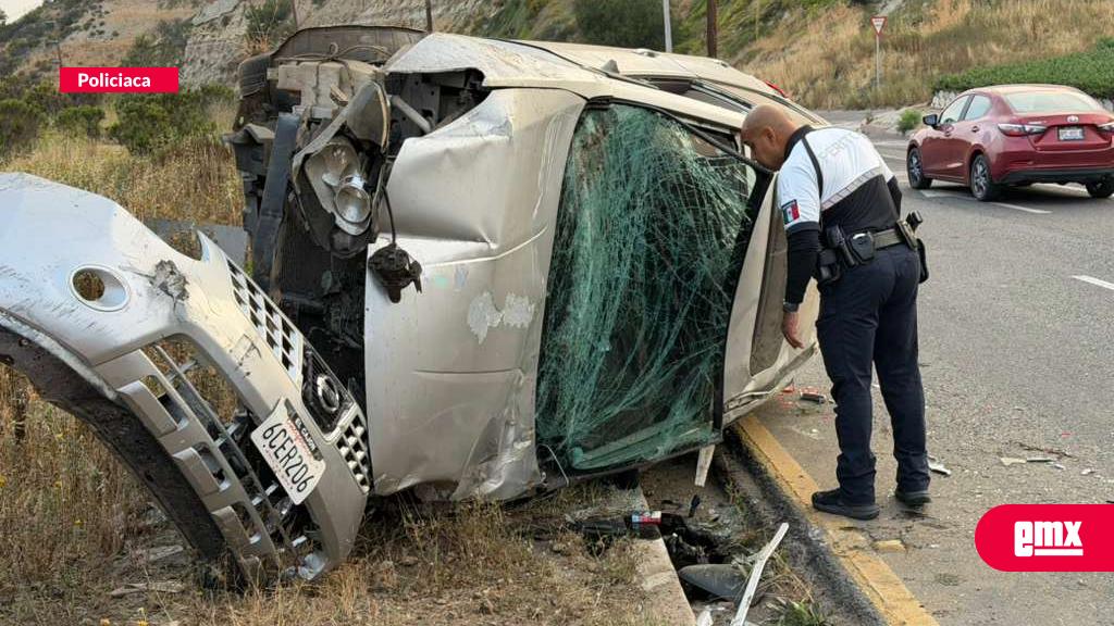 EMX-Volcadura-en-bulevar-Fundadores;-el-conductor-abandonó-el-automóvil