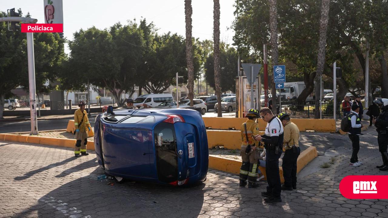 EMX-Vehículo-vuelca-en-la-glorieta-del-Monumento-México