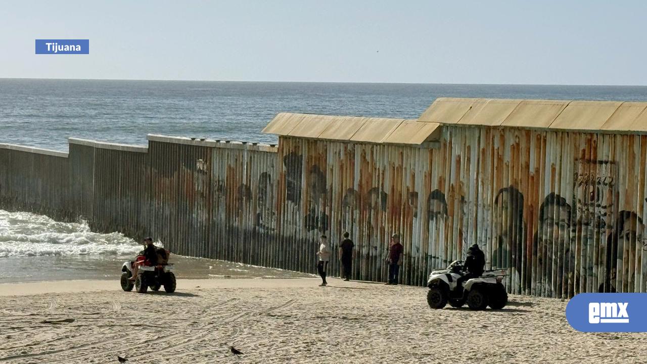 EMX-Hombre-ayuda-a-rescatar-a-dos-jóvenes-en-Playas-de-Tijuana