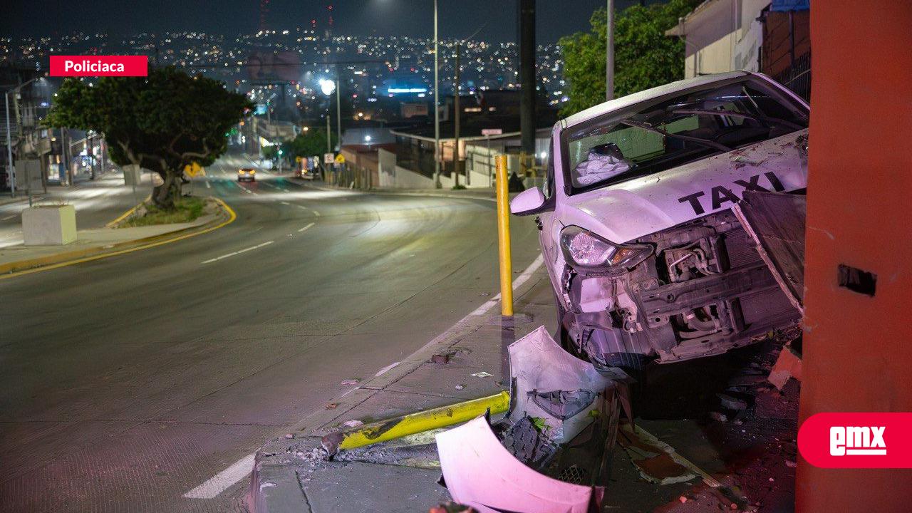 EMX-Taxi-libre-se-estrella-contra-vivienda-en-la-colonia-Libertad;-conductor-abandona-el-vehículo