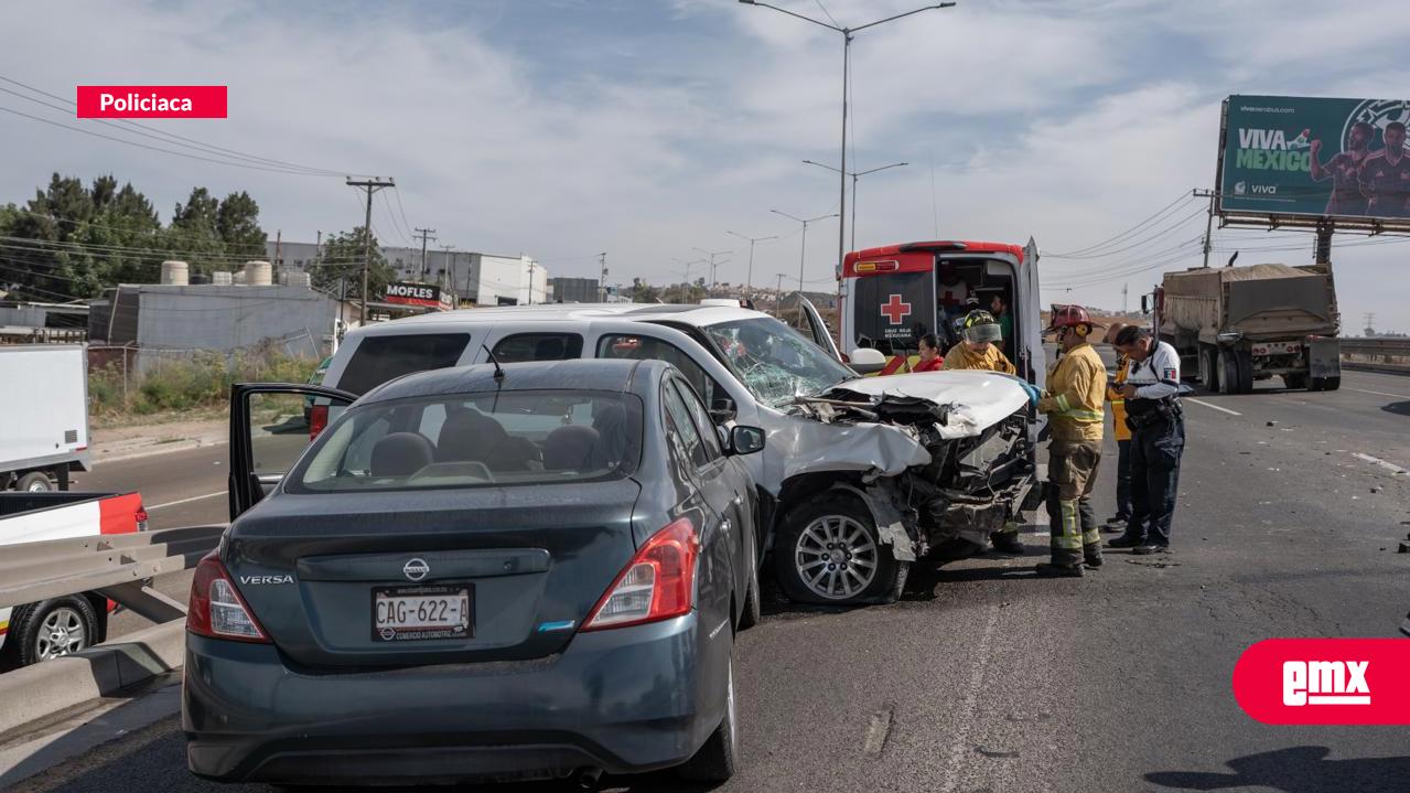 EMX-Aparatoso-choque-múltiple-en-carretera-libre-Tijuana–Rosarito;-hombre-resulta-lesionado