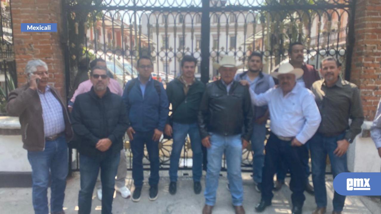 EMX-Reciben-a-agricultores-con-muralla-de-seguridad-en-Secretaría-de-Gobernación