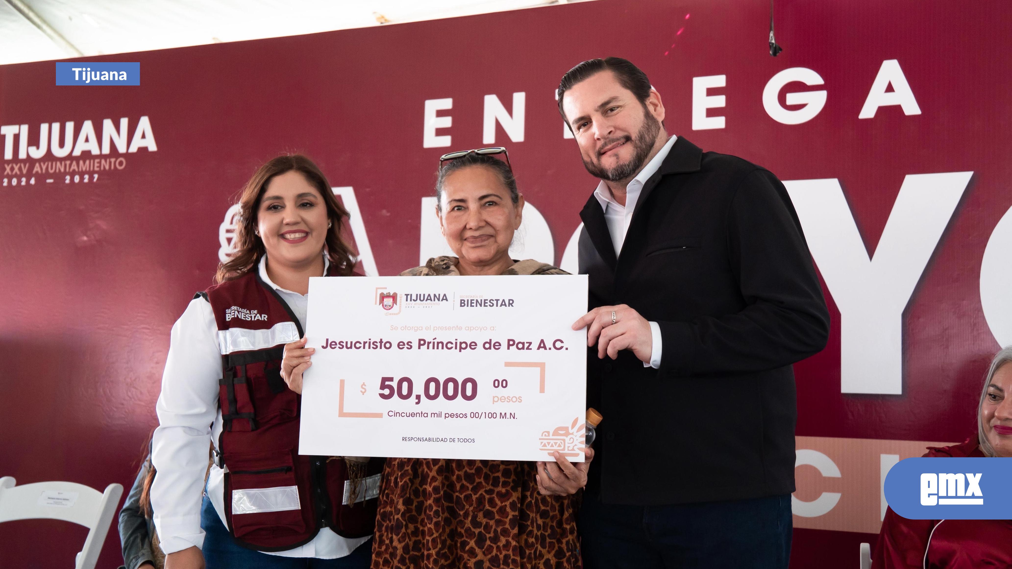 EMX-Entrega Ismael Burgueño apoyos sociales a familias tijuanenses