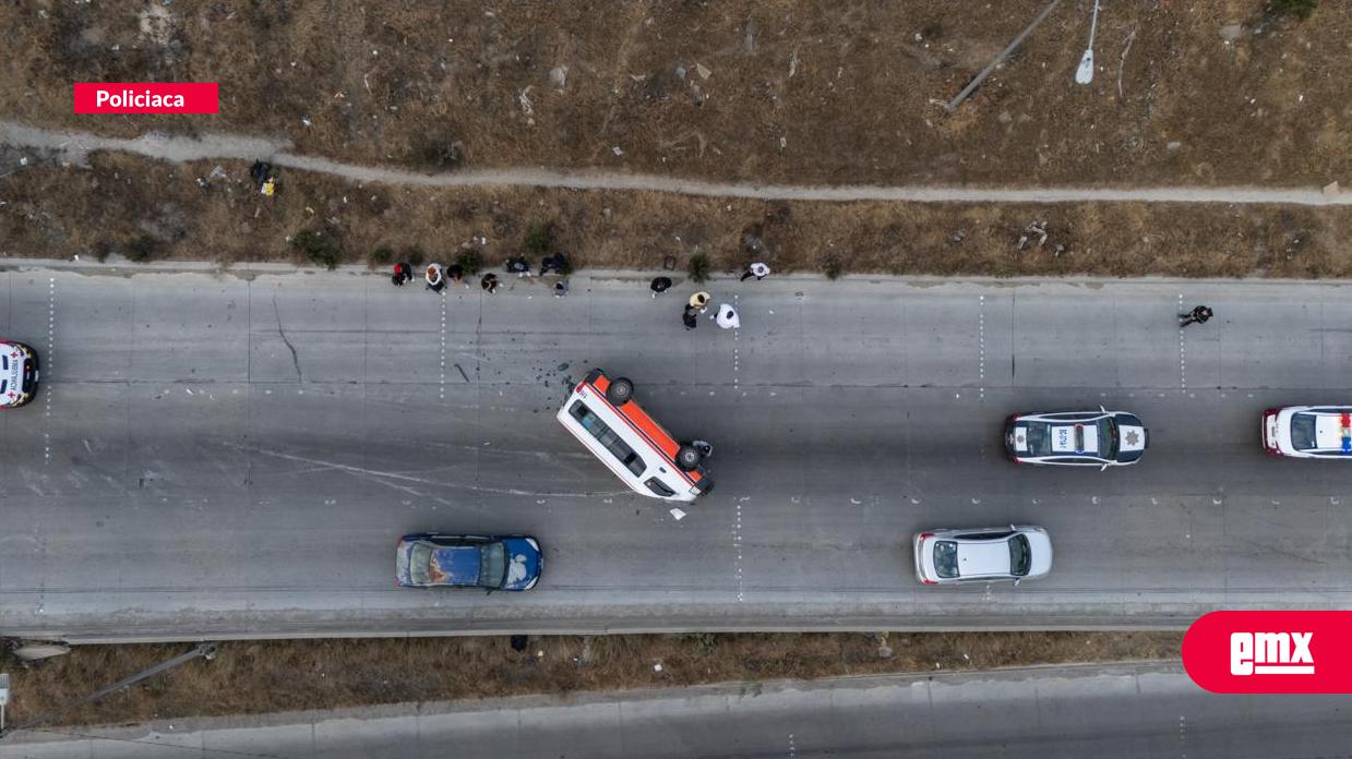 EMX-Taxi-de-ruta-vuelca-en-bulevar-Insurgentes;-transportaba-a-18-personas