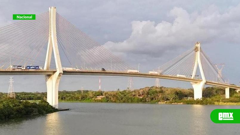 EMX-Buscan-a-tripulante-de-camioneta-que-cayó-del-puente-Coatzacoalcos-II