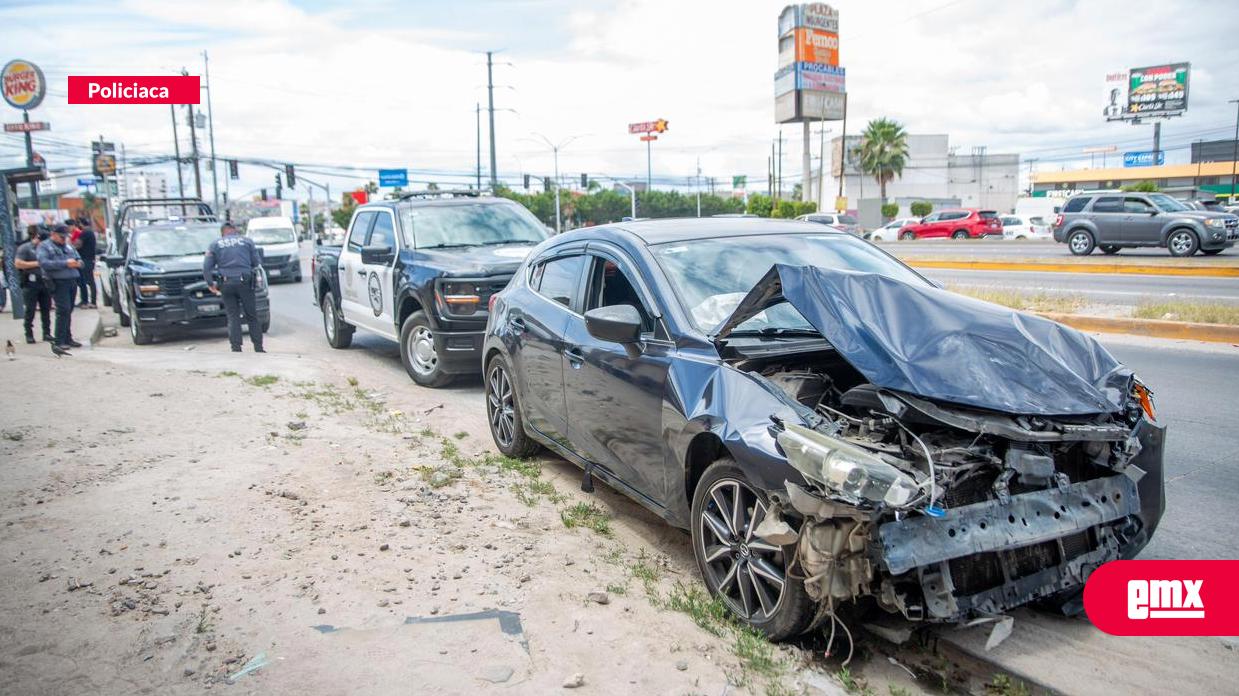 EMX-Choque-entre-unidad-federal-y-vehículo-particular-deja-daños-materiales-en-Tijuana