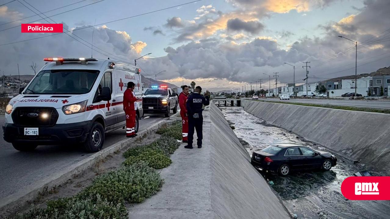 EMX-Vehículo-sale-proyectado-y-termina-en-canalización-del-bulevar-Los-Olivos-Norte