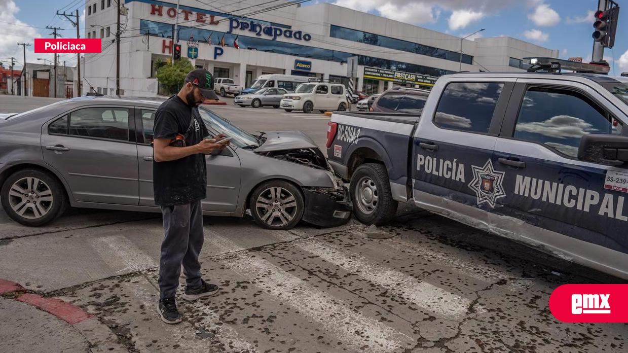 EMX-Choque-entre-vehículo-particular-y-patrulla-en-la-colonia-Aeropuerto-deja-daños-materiales
