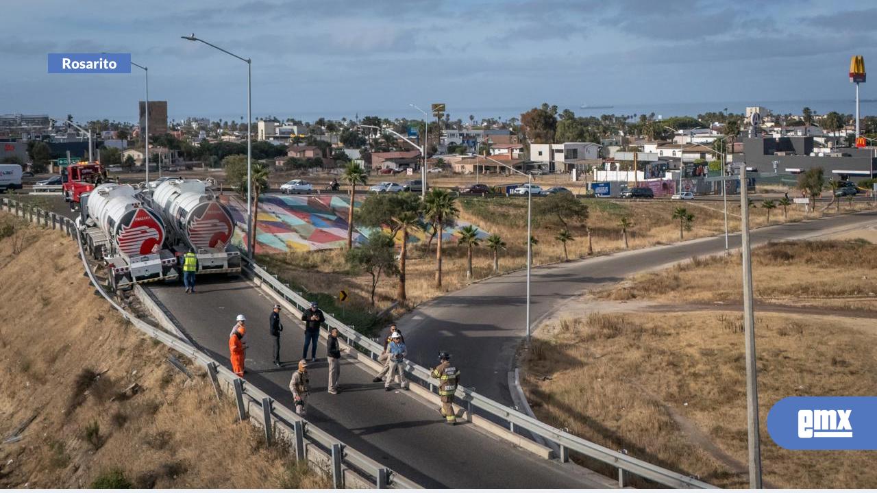 EMX-Pipa-de-Pemex-queda-al-borde-de-volcarse-en-la-autopista-Tijuana–Ensenada